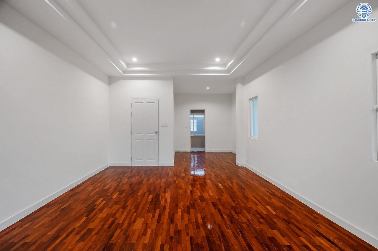 บ้านมือสองตกแต่งใหม่ โครงการ นนท์ณิชา พระนั่งเกล้า เนื้อที่กว้าง 67.5 ตร.ว. ฟังก์ชัน 3 ห้องนอน 3 ห้องน้ำ 1 ห้องอเนกประสงค์ 2 จอดรถ บนทำเลศักยภาพ ติดถนนรัตนาธิเบศร์ เชื่อมต่อถนนชัยพฤกษ์ ใกล้รถไฟฟ้าสายสีม่วง "สถานีไทรม้า" และจุดขึ้นทางด่วน "งามวงศ์วาน"